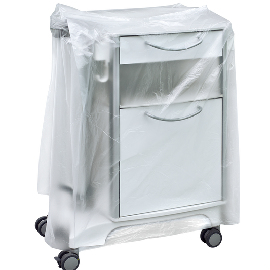 Ein weißer medizinischer Nachttisch auf Rollen ist teilweise mit einer transparenten DEISS 59867 Nachttischhaube (600+500x1000x0,01 mm) der EMIL DEISS KG abgedeckt, die die Schubladen und Griffe verdeckt. Der Hintergrund ist schlicht und neutral.