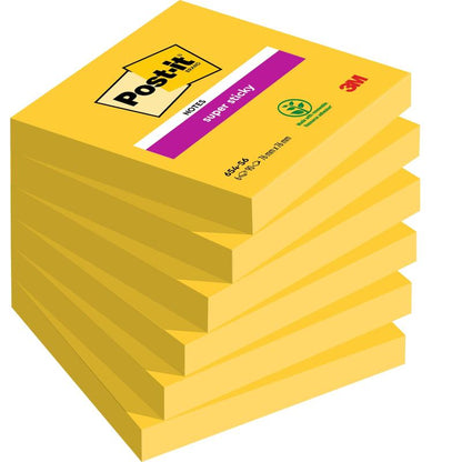 Un pachet cu șase post-it-uri dreptunghiulare galbene, 76 x 76 mm, 90 de foi pe bloc de la 3M Deutschland GmbH. Blocul superior este prevăzut cu o etichetă "Super Sticky" de culoare magenta. Fabricat din hârtie 100% certificată PEFC (SGSCH-PEFC-COC-110078).