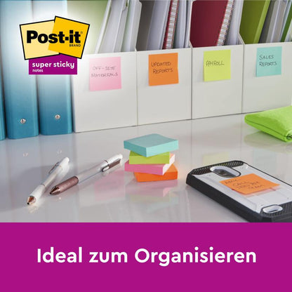 Un birou arată dosare organizate cu Post-it® Super Sticky Z-Notes colorate (76x76 mm, 3M Deutschland GmbH), pixuri, un smartphone, o cârpă verde și logo-ul Post-it. Setul conține 20 de blocuri + 4 gratuite, 100% certificat PEFC, în ambalaj de carton.
