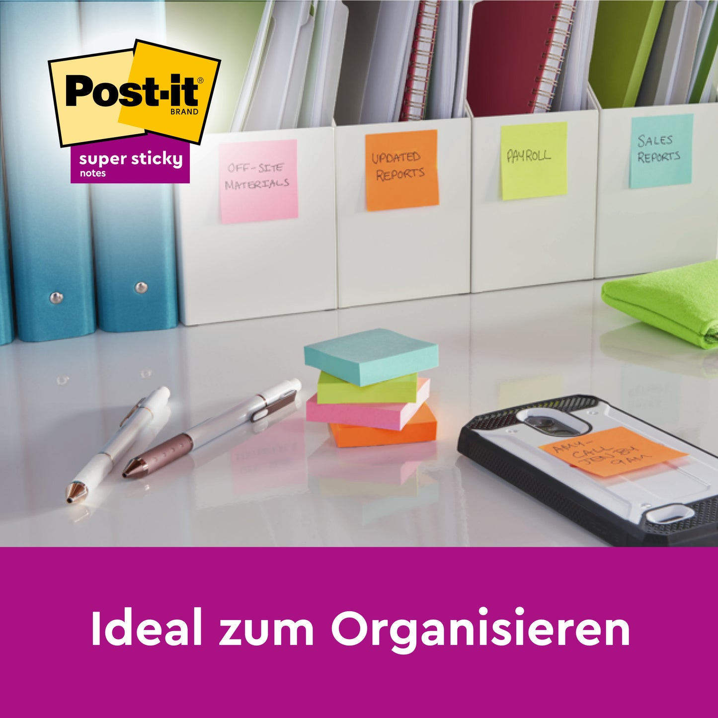 Mai multe teancuri de Post-it® Super Sticky Notes (63,5 mm x 76 mm, diferite culori, 90 foi/bloc, 8 blocuri/pachet) de la 3M Deutschland GmbH sunt așezate pe birou. Ideal pentru organizare.