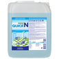 Ein 10-Liter-Gebinde Dr. Schnell EASY QUICK der DR.SCHNELL GmbH & Co. KGaA zeigt auf seinem Etikett Hinweise, Anwendungssymbole und Bilder von sauberen Oberflächen und eignet sich damit als vielseitiger Reiniger für den professionellen Einsatz.