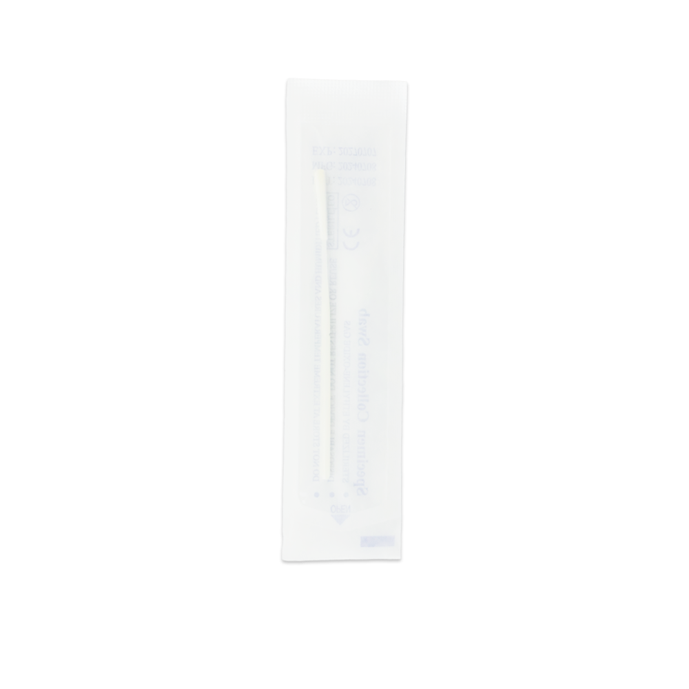 Un tampon steril individual pentru testul rapid Altruan Combo 9in1 DVOT Professional (SARS-CoV-2, Influenza A+B, RSV și altele) este sigilat într-un ambalaj transparent din plastic și hârtie și stă vertical pe un fundal alb.