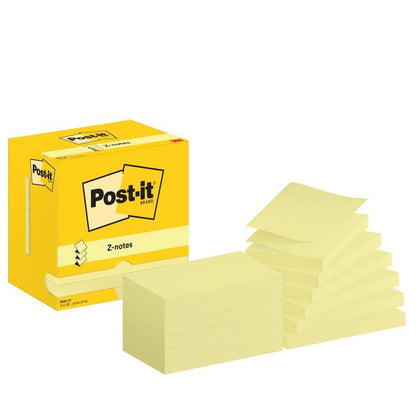 O cutie galbenă cu inscripția "Post-it® Super Sticky Z-Notes Promotion, 76 mm x 127 mm, 100 foi/bloc, ambalaj din carton, 100% PEFC" de la 3M Deutschland GmbH este ilustrată lângă două stive inegale de Z-Notes galbene cu coperți ridicate pe un fundal alb.