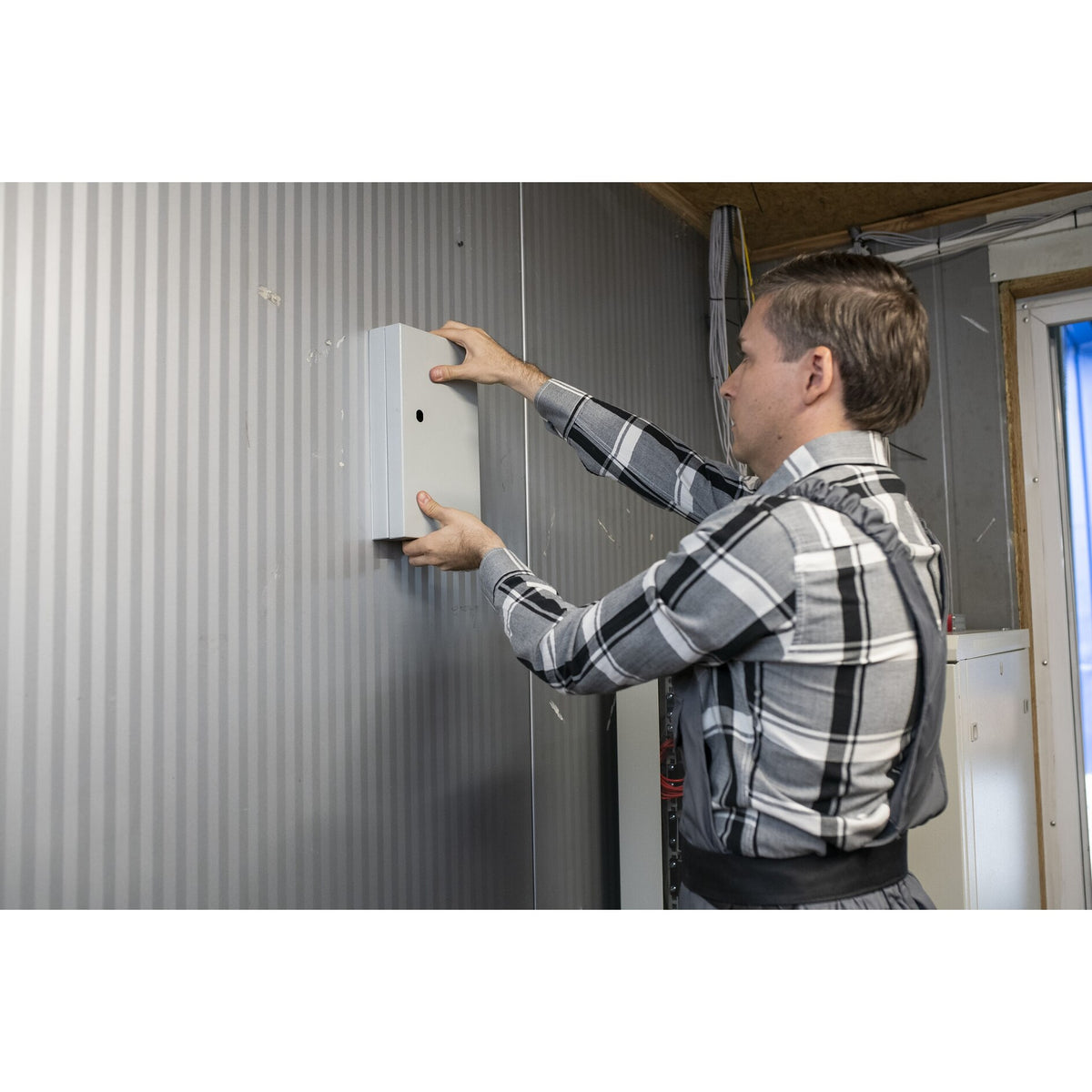 tesa PRO 66792 Mounting Ultra strong Montageband, weiß – Anwendung