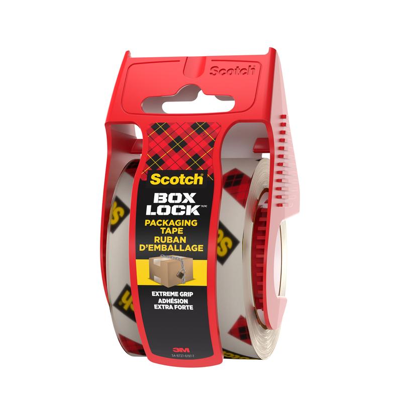 O rolă de bandă adezivă de ambalare Scotch® Box Lock™ 48 mm x 20,3 m de la 3M Deutschland GmbH stă vertical într-un distribuitor roșu pe un fundal alb, pe a cărui etichetă sunt indicate marca și caracteristica "Extreme Grip".