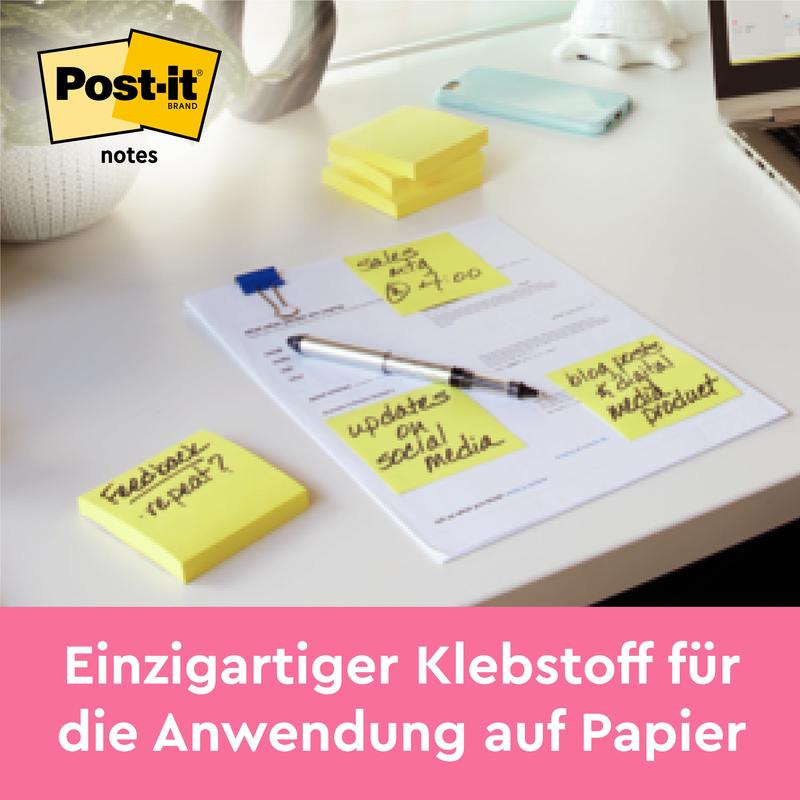Pe birou se află Post-it® Notes galbene (76 mm x 127 mm, 100 foi/bloc), plus blocuri suplimentare stivuite. Perfect pentru birou și notițe - adeziv unic de la 3M Deutschland GmbH. În pachet: 16 blocuri + 4 gratis, certificat PEFC.
