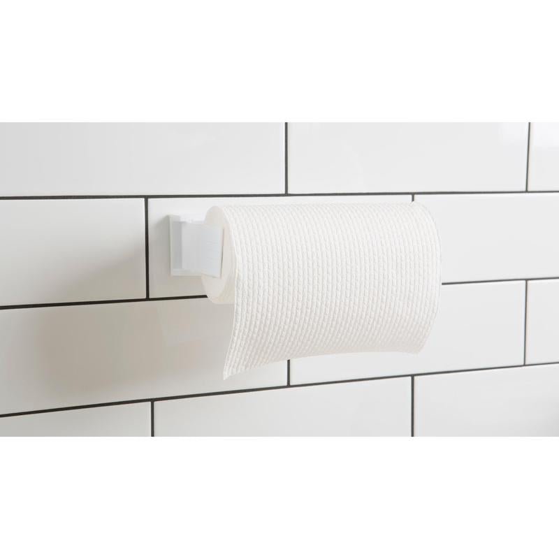 Un rulou de hârtie igienică albă texturată este fixat pe un suport montat cu pătrate de montaj interior cu două fețe Scotch-FIX™ 4496-ST16-P (25 mm x 25 mm, 16 bucăți/pachet) de la 3M Deutschland GmbH pentru o montare interioară puternică și de încredere pe pereți placați cu faianță.
