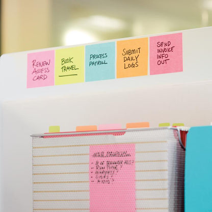 Cuburi colorate de note Post-it® (76 x 76 mm, 450 foi, 100% PEFC) ale 3M Deutschland GmbH - inscripționate cu sarcini precum "REÎNNOIREA CARDULUI DE ACCES" și "TRIMITEREA INFORMAȚIILOR DE FACTURARE" - sunt atașate deasupra dosarelor pe un separator alb.