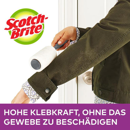 O persoană folosește rola de schimb Scotch-Brite™ Everyday Clean (30 de foi, 1 bucată) de la 3M Deutschland GmbH pe mâneca unei jachete verde închis. Jos scrie: „Aderență mare, fără a deteriora țesătura.”