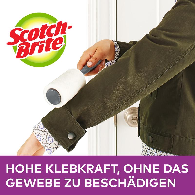 O persoană folosește rollerul pentru părul de animale Scotch-Brite™ Pet Extra Sticky*, 48 de foi, 1/pachet de la 3M Deutschland GmbH pe mâneca unei jachete verde închis. Jos scrie: "PUTERE DE ADERENȚĂ MARE, FĂRĂ A DETERIORA ȚESĂTURA."