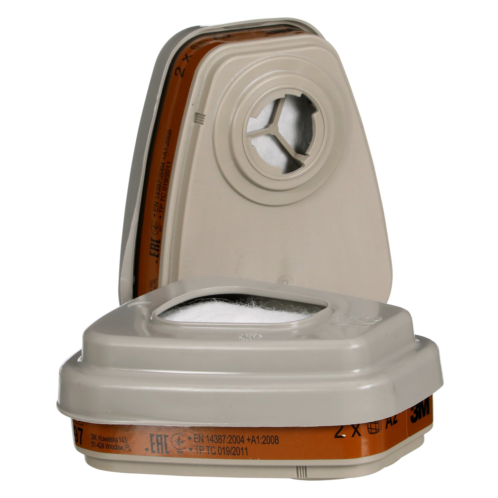 Abgebildet sind zwei beigefarbene 3M™ Filtersätze 6002-1 (A2P2, 2x6055, 2x5925, 2x501) der 3M Deutschland GmbH mit braunen Bändern - einmal hochkant und einmal flach, um das Etikett und den Anschluss zu zeigen - vor weißem Hintergrund.