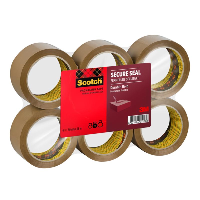 Șase role de bandă adezivă de ambalare Scotch® pentru o închidere sigură (50 mm x 66 m) de la 3M Deutschland GmbH sunt învelite în plastic și poartă pe partea din față o etichetă cu logo-ul 3M și detalii despre produs.