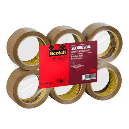 Șase role de bandă adezivă de ambalare Scotch® pentru o închidere sigură (50 mm x 66 m) de la 3M Deutschland GmbH sunt învelite în plastic și poartă pe partea din față o etichetă cu logo-ul 3M și detalii despre produs.