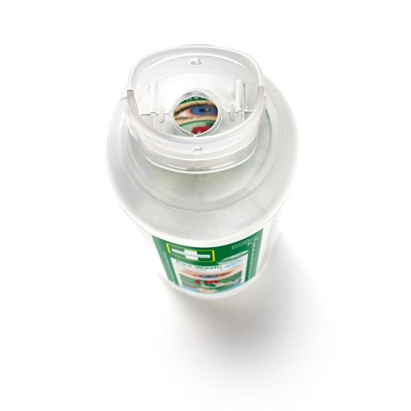 Prim-plan al unei sticle Cederroth Spălare pentru ochi 2 x 500 ml (pachet de 2) de la Orkla Wound Care AB de sus, cu capac flip-top transparent și etichetă verde-albă care indică utilizarea în caz de accidente oculare. O parte a etichetei este vizibilă prin deschiderea capacului.