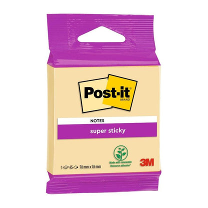 Un pachet de notițe Post-it® Super Sticky de la 3M Deutschland GmbH, certificat PEFC, vine într-un ambalaj violet cu logo și etichetă "Super Sticky", în format 76 mm x 76 mm cu 45 de foi pe bloc.