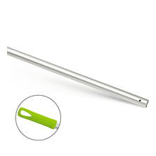 Der Nölle Profi Brush Aluminium Mopstiel 140 cm, Ø 24 mm mit Querloch (1 Stück) von Nölle Profi Brush Bürsten- & Pinseltechnik e.K. verfügt über einen Metallstab mit Querloch und einen grünen Kunststoffstiel mit Aufhängeöffnung.