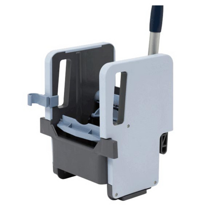 Presa verticală Vileda Professional cu dimensiunile 23 x 23 x 32 cm, disponibilă într-un singur pachet de la Vileda GmbH, este o mașină comercială de stoarcere a găleților cu mâner. Designul gri-alb este fabricat din polipropilenă durabilă, fiind astfel ideal pentru utilizarea cu presa verticală Vileda Professional. Stoarce eficient mopurile și are fante pentru colectarea apei în exces, în timp ce mânerul întărit asigură durabilitate.