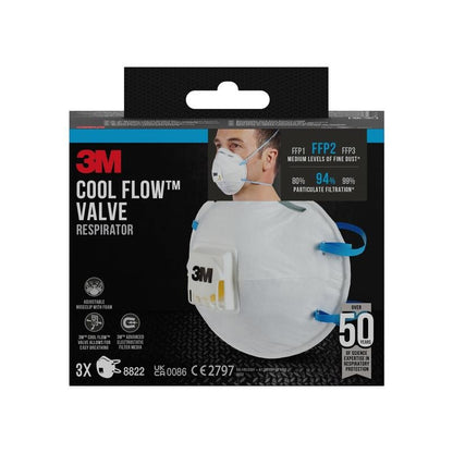 O cutie cu măști de particule 3M™ Cool Flow™ 8822, FFP2, cu supapă de la 3M Deutschland GmbH, care arată o persoană purtând masca. Ambalajul evidențiază protecția FFP2, supapa Cool Flow, 3 măști pe cutie și peste 50 de ani de experiență.