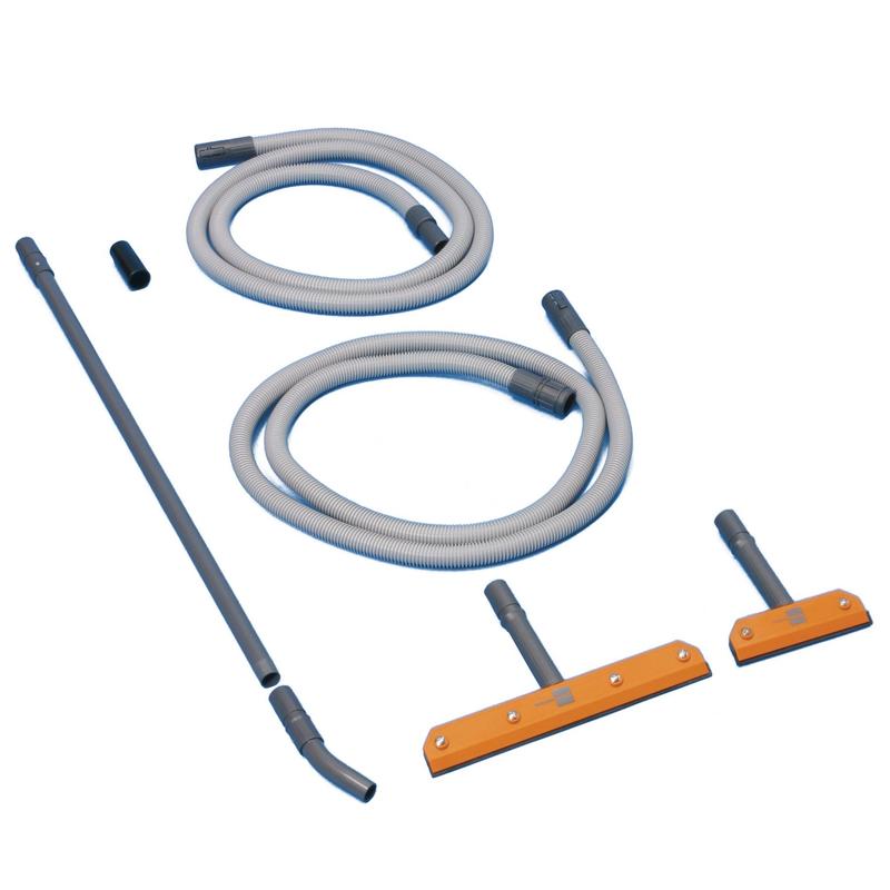 Setul TASKI vertica de la Diversey Deutschland GmbH & Co. OHG, un set de curățare pentru suprafețe verticale din sticlă, conține două furtunuri gri, țevi metalice, un duză neagră și trei accesorii pentru podea - ideal pentru rezultate fără urme.