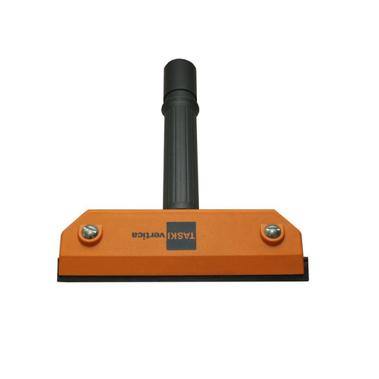 Die TASKI vertica Düse 20 cm von Diversey Deutschland GmbH & Co. OHG ist eine schwarzstielige, orangefarbene Saugdüse für das vertica-System, ideal zum Reinigen oder Schaben; erhältlich als Einzelpackung (1 Stück).