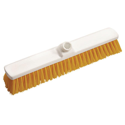 Mătura de curte 400x60x50 mm, de duritate medie de la Diversey Deutschland GmbH & Co. OHG dispune de peri galbeni dens împachetați și o gaură filetată pentru fixarea mânerului – perfectă pentru curățenia în aer liber, ilustrată pe un fundal alb simplu.