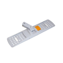 Der TASKI Multi Mop Klapphalter (50 cm) von Diversey Deutschland GmbH & Co. OHG ist ein Kunststoffmoppkopf mit aufklappbarer Mitte und orangefarbenem Knopf zur Stiel- und Padbefestigung - ideal für die Bodenreinigung. Packung: 1 Stück.