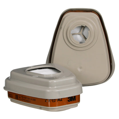 Zwei beigefarbene 3M™ Filtersatz 6002-1, A2P2 organische Dämpfe (3M Deutschland GmbH), eine aufrecht mit Entlüftung, die andere flach mit Etikett und Filter; enthält 2x6055, 2x5925, 2x501 (Packung, 1 Stück).