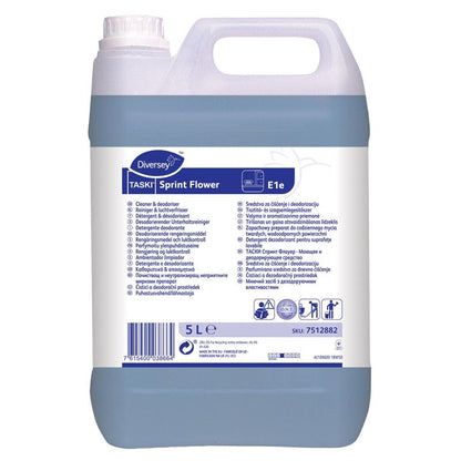Un recipient de plastic de 5 litri TASKI Sprint Flower Detergent deodorant de întreținere de la Diversey Deutschland GmbH & Co. OHG, cu etichetă albă multilingvă și umplut cu lichid proaspăt de curățare albastru.