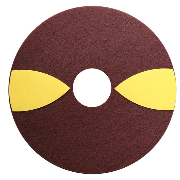 TASKI JonWood Floor Pad 5pc W1 de la Diversey Deutschland GmbH & Co. OHG este un pad rotund, maro, cu o gaură în mijloc și două semilune galbene, dezvoltat pentru curățarea fără urme a podelelor din lemn; ilustrat pe un fundal alb.