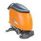 TASKI swingo 1650 BMS de la Diversey Deutschland GmbH & Co. OHG este o mașină de curățat cu aspirație portocaliu-gri, alimentată cu baterii, cu roți mari, duză de aspirație în formă de W, tehnologie IntelliFlow și încărcător la bord, ilustrată pe un fundal alb.