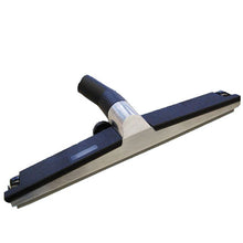 Die Rollendüse mit Lamelle, 40 cm von Diversey Deutschland GmbH & Co. OHG verfügt über einen breiten flachen Kopf und einen zentralen Anschluss für eine effektive Reinigung. Das Design der Rollendüse steigert die Leistung, wenn sie an Ihrem Staubsauger befestigt wird (Winkelkupplung erforderlich).