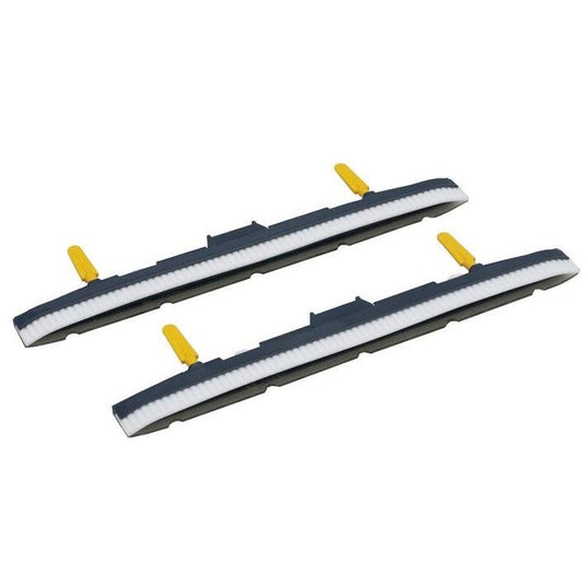 Două corpuri de duze de aspirare cu lamele de aspirare pentru TASKI swingo 150 de la Diversey Deutschland GmbH & Co. OHG, fiecare cu peri albi, carcasă gri închis și cleme galbene – ideale pentru setul dvs. de duze de aspirare. Pachet (1 bucată). Prezentate pe fundal alb.