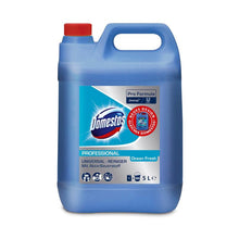 Ein blauer 5L-Kunststoffkanister DOMESTOS Professional Ocean Fresh Universalreiniger mit Aktiv-Sauerstoff von Diversey Deutschland, mit rotem Deckel und Griff, ist mit einem mehrsprachigen Etikett mit Reinigungsangaben und Branding versehen.