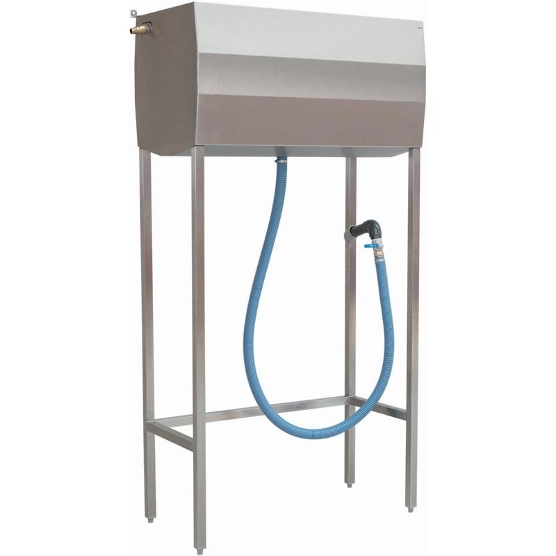 Stația de service Josto 300 de la Diversey Deutschland GmbH & Co. OHG este o stație de umplere din oțel inoxidabil de 300L pentru mașini de spălat-aspirat, ideală pentru companiile de curățenie comerciale, echipată cu un rezervor dreptunghiular, suport metalic, furtun albastru și pistol de alimentare.