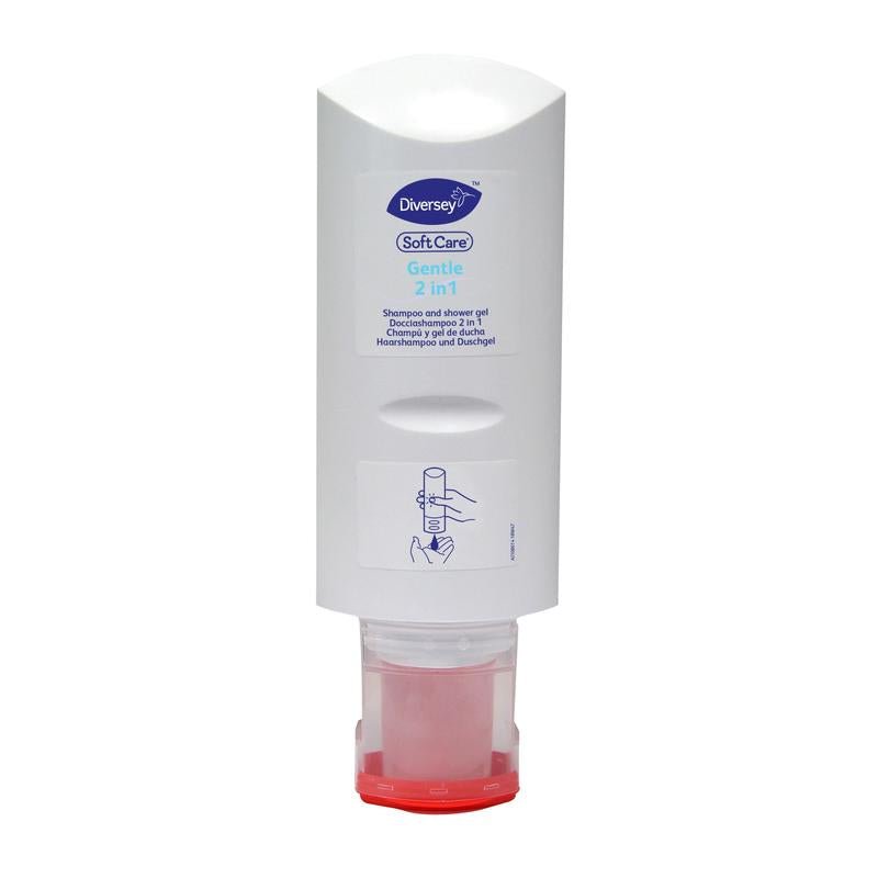 O sticlă albă de 300 ml de gel de duș și șampon Soft Care Gentle 2in1 de la Diversey Deutschland GmbH & Co. OHG, cu un capac roșu, este ilustrată cu capul în jos. Eticheta frontală și mențiunea despre formula delicată sunt vizibile.