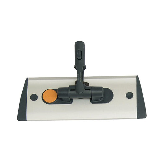 Suportul pentru mop TASKI Jonmaster UltraPlus din aluminiu, produs de Diversey Deutschland GmbH & Co. OHG, are o bază dreptunghiulară de culoare argintiu metalizat, un punct de fixare central pentru mâner, un buton portocaliu și capete de protecție negre – perfect pentru curățenia profesională.