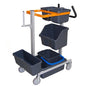 Caruciorul TASKI Nano pentru Procarpet de la Diversey Deutschland GmbH & Co. OHG dispune de 4 containere gri de diferite dimensiuni, un container cu mâner albastru, un cadru superior portocaliu și roți de direcție - ideal pentru curățarea covoarelor și utilizarea manuală.