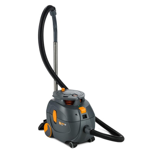 TASKI AERO 15 PLUS de la Diversey Deutschland GmbH & Co. OHG este un aspirator cu rezervor compact, puternic și silențios, dotat cu accesorii (1 bucată), ideal pentru curățarea fără zgomot, prezentat pe un fundal alb.