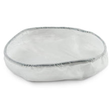 Ein weißes, rundes TASKI AERO 8/15 Vlies Filtertuch (Motorschutz) der Diversey Deutschland GmbH & Co. OHG mit grauem Rand, ausgeführt als Staubsaugerzubehör, liegt flach auf einer weißen Fläche. Erhältlich im 5er-Karton.