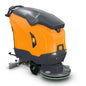 TASKI ULTIMAXX 2900 SD50 de la Diversey Deutschland GmbH & Co. OHG este o mașină de frecat și aspirat de generație următoare cu carcasă portocalie-gri, rezervor de 63 de litri, mâner de comandă din spate, roți și perie la sol. Reprezentat pe un fundal alb simplu.