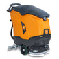 TASKI ULTIMAXX 1900 DD55 Performance BMS 13A de la Diversey este o mașină de spălat și aspirat de nouă generație cu tracțiune pe roți, design portocaliu-negru, rezervor de 42L, disc dublu de 55 cm, roți mari, mâner și perii rotative de frecat.