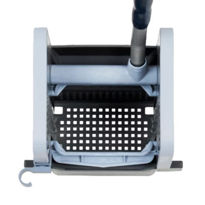 Vedere de sus a unei găleți gri din polipropilenă, echipată cu un accesoriu de stoarcere și o platformă perforată neagră. Presa verticală Vileda GmbH Professional cu dimensiunile 23x23x32 cm dispune de un mâner extensibil și un mic cârlig pe partea laterală a găleții.