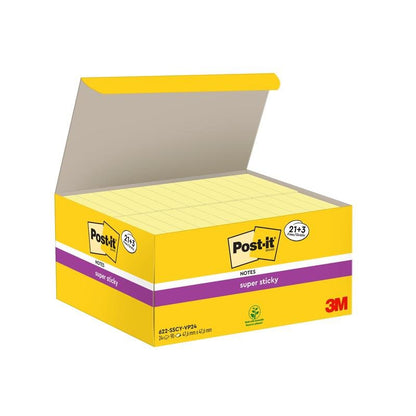 O cutie galbenă deschisă cu 3M Post-it® Super Sticky Notes (Galben, 47,6x47,6mm, 90 foi/bloc), pachet promoțional cu 21 de blocuri plus 3 blocuri gratuite, arată logo-ul și informațiile despre produs în alb-violet. Fabricat din hârtie certificată 100% PEFC.