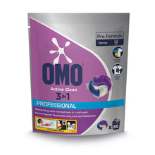 Ein wiederverschließbarer Beutel mit Omo Professional Active Clean 3in1 Kapseln von Diversey Deutschland GmbH & Co. OHG, mit hervorragender Fleckentfernung in der Kaltwäsche, mit 80 Waschgängen pro Packung und Infos in Deutsch und Englisch.