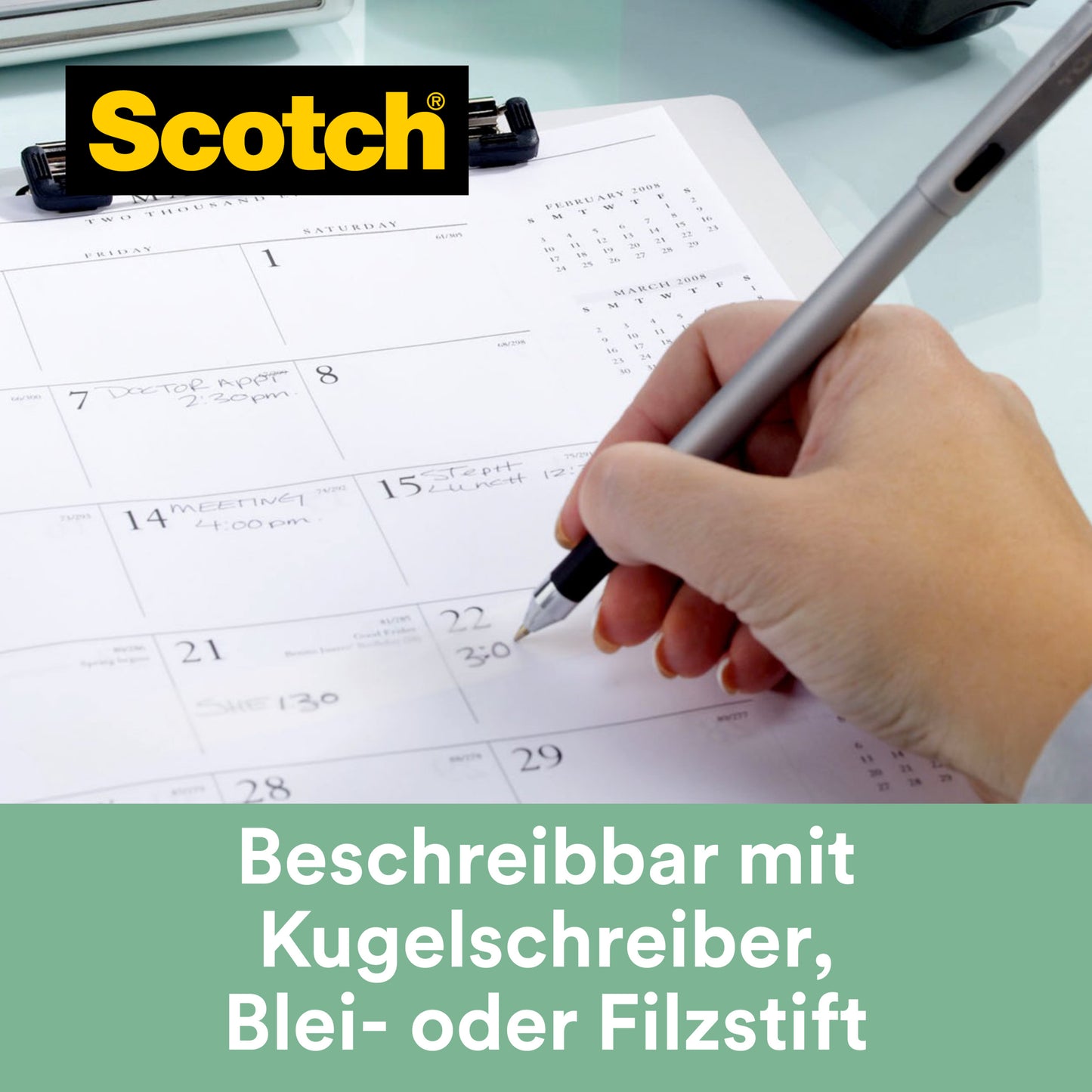 O mână scrie cu un stilou pe un calendar de birou. Se văd o placă de prindere neagră și documente. Logo-ul 3M Deutschland GmbH și textul german arată că suportul de birou Scotch® C38 & banda adezivă Magic™ (3 x 19 mm x 33 m) este inscriptibil și compus din 66% adeziv pe bază de plante.
