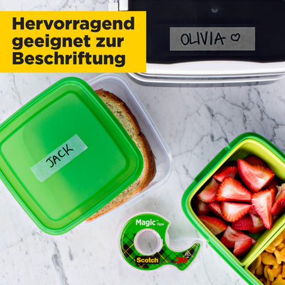 Eine Butterbrotdose mit der Aufschrift "JACK", eine Lunchbox mit "OLIVIA ♥", ein Obstbehälter und 3M's Scotch® Magic™ Unsichtbares Klebeband (2 Rollen, 19 mm x 7,5 m + kostenloser Abroller) befinden sich auf einer weißen Fläche mit deutschem Text oben links.
