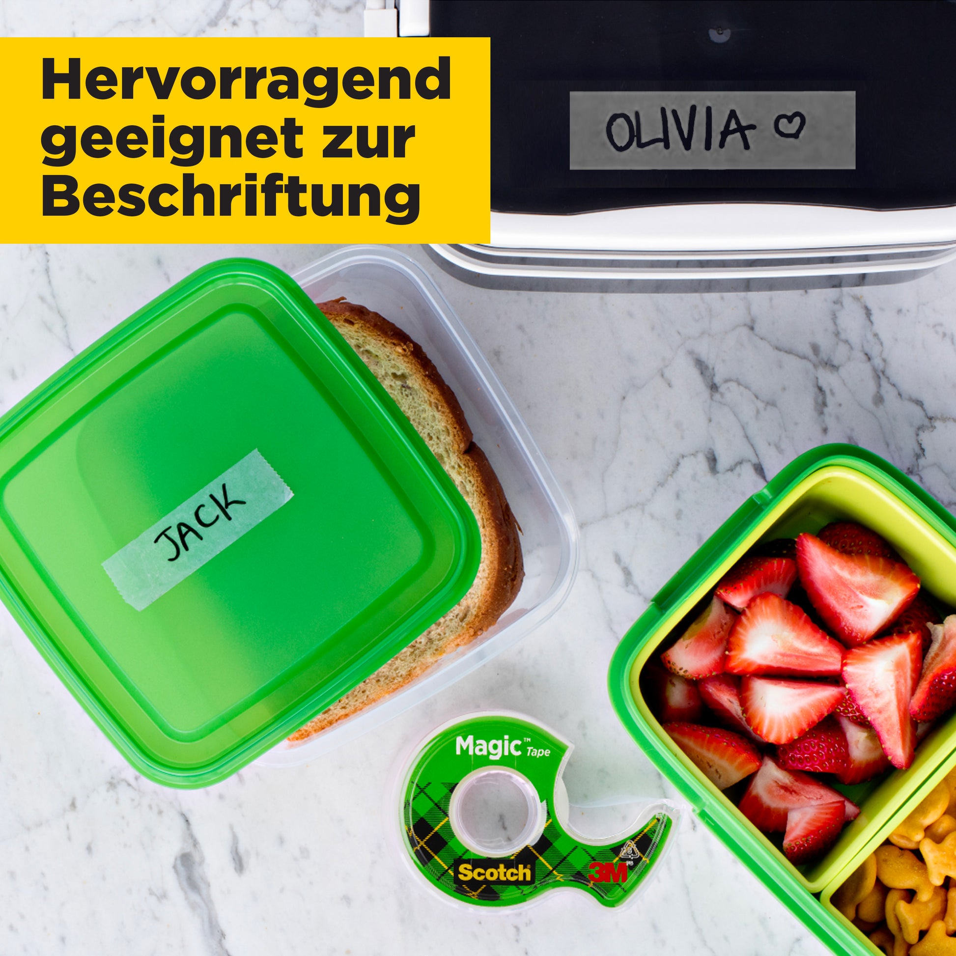 Mit einer Packung 3M Deutschland GmbH Scotch® Magic™ Unsichtbares Klebeband (2 Rollen) werden drei Lunchbehälter beschriftet - einer mit einem Sandwich, einer mit Obst und Nüssen und einem Etikett: "Hervorragend geeignet zur Beschriftung.