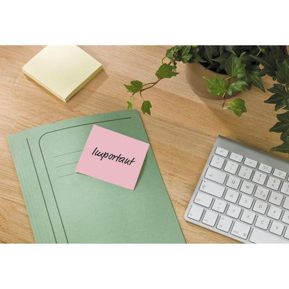 Un dosar verde cu o notă reciclabilă Post-it® roz (38 mm x 51 mm, 3M Deutschland GmbH) cu inscripția "important" se află pe o masă de lemn lângă o tastatură, note adezive galbene și o plantă în ghiveci verde.