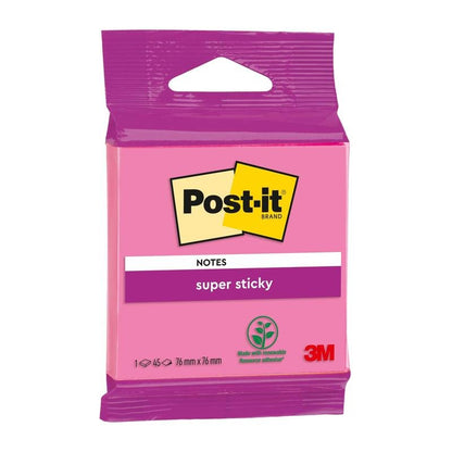 Un pachet de Post-it® Super Sticky Notes de la 3M Deutschland GmbH, 76 mm x 76 mm, roz, 45 de foi pe bloc, certificat PEFC (100%), cu logo-ul Post-it și simbolul adeziv verde pentru resurse regenerabile.
