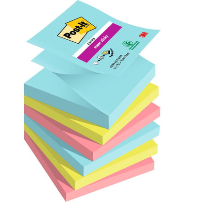 Un teanc de 3M Post-it® Super Sticky Z-Notes din colecția Boost (76x76 mm, 90 foi/bloc, 100% PEFC) în culorile albastru, galben și roz arată logo-ul și detaliile produsului pe nota albastră de deasupra.